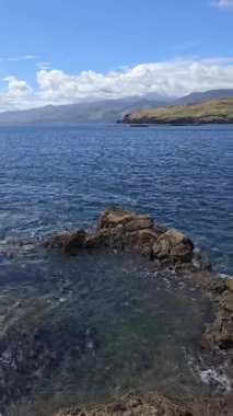 Madeira 'daki So Loureno Yarımadası' nda çarpıcı bir volkanik manzara, dramatik uçurumlar ve Atlantik Okyanusu 'nun geniş manzaraları yer almaktadır..