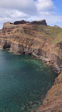 Ponto de Vista 'daki doğal güzelliğe tanık olun, böylece Loureno Yarımadası, Madeira kayalıkları, okyanus dalgaları ve el değmemiş arazi her maceracıyı bekliyor..