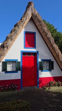 Santana, Madeira 'daki ikonik sazdan çatı evi. Canlı renkleri, dik tasarımı ve zamansız Portekiz geleneği olan büyüleyici bir ada mirası..