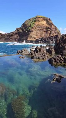 Porto Moniz, Madeira 'da volkanik güçler tarafından oyulmuş gelgit havuzları. Büyüleyici berrak su ve vahşi sahil cazibesiyle en sevilen doğal cazibe..