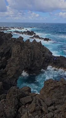 Ponta do Rosto kıyıları, So Loureno Yarımadası, Madeira. Uçurumlar, derin mavi Atlantik suları ve dokunulmamış doğal güzellik..