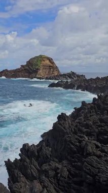 Madeiras 'ın kuzey kıyısındaki volkanik bir ada olan Ilhu de Porto Moniz Atlantik dalgaları ve siyah lav kayaları üzerinde yükselir. Portekiz 'in engebeli ada manzarasının çarpıcı bir simgesi..