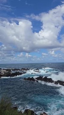 Atlantik Okyanusu Porto Moniz, Madeira 'nın volkanik kıyısına çarpar. Doğal kaya havuzları ve sivri siyah kayalıklar bu vahşi ve fotojenik kıyı şeridini tanımlar..