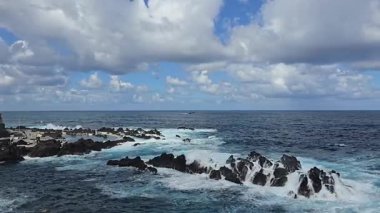 Atlantik Okyanusu Porto Moniz, Madeira 'nın volkanik kıyısına çarpar. Doğal kaya havuzları ve sivri siyah kayalıklar bu vahşi ve fotojenik kıyı şeridini tanımlar..