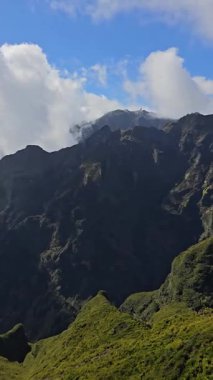 Pico Ruivo yemyeşil ve vahşi güzelliklerle dolu bulutların üzerinden yükseliyor. Madeiras 'ın en yüksek zirvesi dramatik manzaralar ve el değmemiş dağ dinginliği sunuyor.