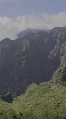 Verdant yamaçları bulutları karşılamak için yükselir Pico Ruivo 'nun tepesinde, Madeira' nın vahşi arazisi ve serin havası unutulmaz bir dağ deneyimi sunar..