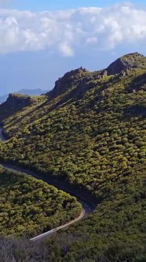 Portekiz 'in Madeira Adası' ndaki Pico do Arieiro 'ya uzanan kıvrımlı yol dramatik manzaralar sunuyor ve adaların en yüksek noktası olan Pico Ruivo' ya giden destansı dağ patikasına doğru yürüyüşçüleri yönlendiriyor..