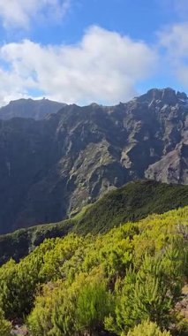 Karda Pico Ruivo Madeiras volkanik arazisinin rüya gibi bir karışımı ve kışlar sessiz bir güç. Ada Atlantik 'in altında buzla buluşuyor.