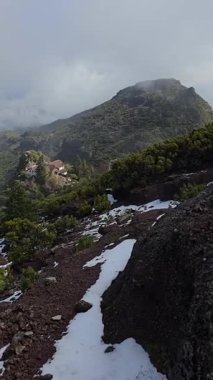 Karla kaplı Pico Ruivo Madeira 'nın gökyüzünü delip geçiyor. Adanın en uzun noktasının kışın sessiz ve parlak ışığını kucakladığı nadir bir an..