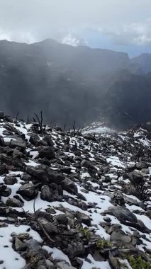 Madeira 'da kış: kar Pico Ruivo' nun tozunu alır, astropikal adanın olağanüstü bir tarafını ortaya çıkarır. Soğuk hava ve dağ büyüsü bulutların üstünde.