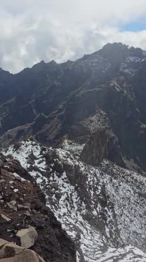 Madeiras 'ta kar, Pico Ruivo Alp soğuğuyla ada cazibesini harmanlayan görkemli bir sahne.. 