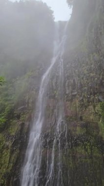 Madeiras 'ta sisli ve yağmurlu patika 25 Fonte ve Pico do Arieiro ile Pico Ruivo arasındaki manzara yürüyüşü 