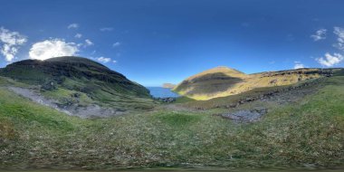 Faroe Adaları, Tjrôk yakınlarındaki kayalık sahil şeridinin 360 derecelik panoramik fotoğrafı. Engebeli uçurumlar, okyanus ufku ve gün batımında vahşi İskandinav doğası..