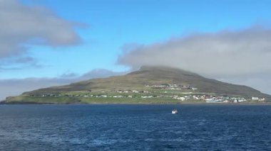 Faroe Adaları 'nın başkenti Trshavn' ın manzarasını, tepeler ve deniz arasında yuva yapmış geleneksel Faroe evleri ve renkli çatıları ile noktalıyor..