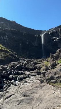 Foss, Faroe Adaları 'nın en yüksek şelalesi Haldarsvk, Streymoy yakınlarındaki bazalt kayalıklardan aşağı düşer. İskandinav doğasının ham ve görkemli bir görüntüsü..