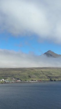 Faroe Adaları 'nın kültürel kalbi Trshavn, ikonik İskandinav evleri ve manzaralı okyanus manzaralı tarihi cazibe ve kıyı güzelliğinin bir karışımını barındırır..