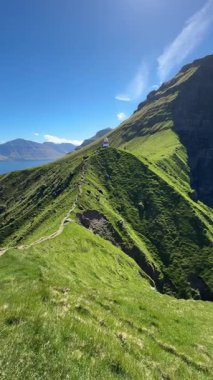 Kallur Deniz feneri Kalsoy Adası, Faroe Adaları 'nda, dramatik bir uçurum sırtında bulunuyor. James Bond: Ölmek için zaman yok, bu uzak sahne sinematik İskandinav güzelliği sunuyor.