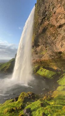 Gün batımında Seljalandsfoss Şelalesi, İzlanda. 