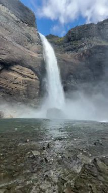 Hifoss şelalesinin volkan Hekla, İzlanda yakınlarındaki kayalık bir nehir yatağına düşüşünün görüntüsü.. 