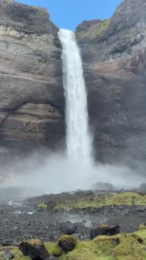 İzlanda 'daki Hekla volkanı yakınlarındaki Hifoss şelalesine bakın. Yükselen uçurumlar, kükreyen sular.