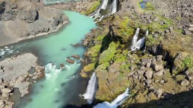 Canlı mavi sular İzlanda 'daki Sigldugljfur Kanyonu' ndan esiyor. Dar şelaleler ve yosun kaplı lav kayalıklarıyla çevrili..