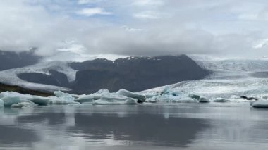 İzlanda 'daki Vatnajkull' un altındaki FjallsrIn buzul gölünün çarpıcı manzarası