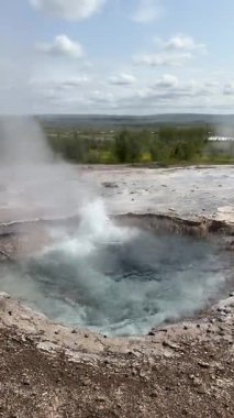 İzlanda Strokkur gayzeri, Altın Daire Jeotermal Bölgesi 'nin göbeğindeki gezginleri heyecanlandıran buharlı su ve sisle Dünya' yı kasıp kavurur..
