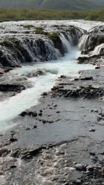 Brarfoss 'un canlı buzul suları engebeli bir lav tarlasından geçer ve İzlanda' nın en fotojenik ve uzak şelalelerinden birini yaratır..