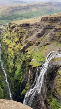 Glymur Şelalesi İzlanda, Hvalfjrur 'da yosun kaplı bir kanyona daldı. Ülkedeki en uzun ve manzaralı şelalelerden biri, doğayla iç içe..