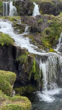Kirkjulsfoss Şelalesi, İzlanda 'daki ikonik Kirkjufell dağının yakınında yer almaktadır. Şelaleden akarsular, yosunlu kayalar ve Game of Thrones manzarasından gelen sinematik güzellik..