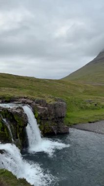 Kirkjufell, İzlanda 'nın ikonik Arrowhead Dağı Game of Thrones' dan Kirkjufellsfoss şelalesi altında. Snfellsnes 'in sinematik ve dramatik doğal bir simgesi..