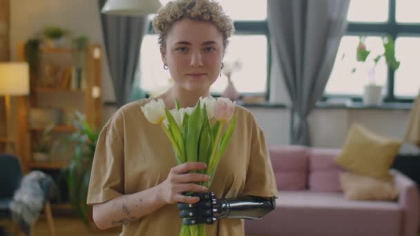 Potret Gadis Cantik Dengan Lengan Palsu Berdiri Ruang Tamu Rumah — Stok Video