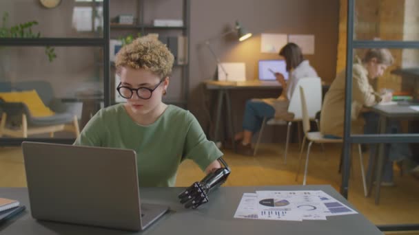 Fiatal Üzletasszony Protézis Kar Segítségével Laptop Íróasztal Miközben Dolgozik Nyílt — Stock videók