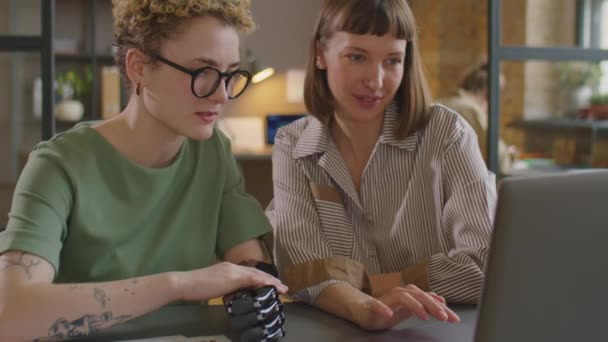 Giovane Donna Affari Con Braccio Protesico Che Lavora Laptop Discute — Video Stock