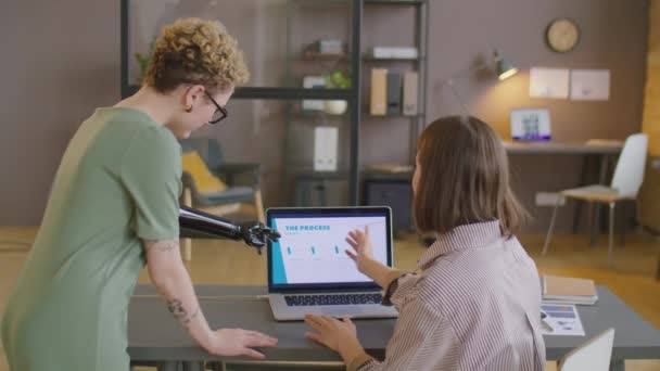 Fiatal Protézis Kar Megvitatása Üzleti Bemutató Laptop Női Kolléga Miközben — Stock videók