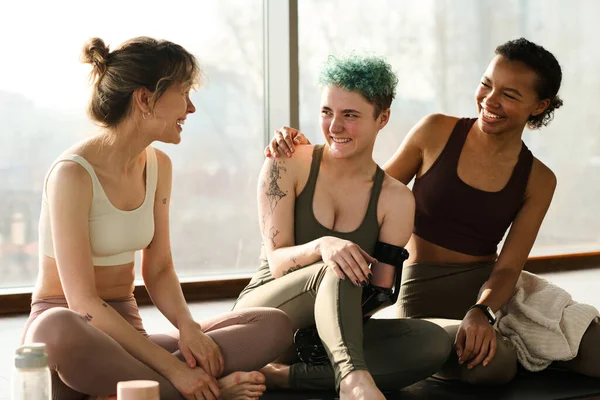 Skupina Šťastných Dívek Spolu Mluví Usmívají Sportovním Tréninku Tělocvičně — Stock fotografie
