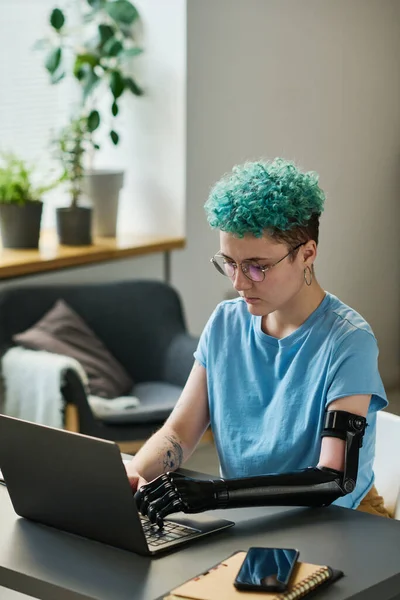 Engelli Bir Kadın Masada Oturuyor Odada Dizüstü Bilgisayarla Çalışıyor — Stok fotoğraf