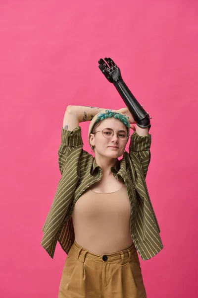 Retrato Menina Elegante Com Prótese Posando Câmera Contra Fundo Rosa — Fotografia de Stock