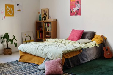 Rahat yataklı, modern yatak odasının yatay görüntüsü.