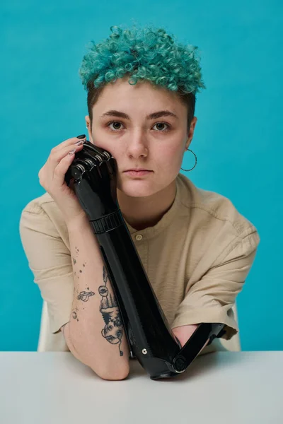 Retrato Adolescente Elegante Com Braço Protético Olhando Para Câmera Sentada — Fotografia de Stock