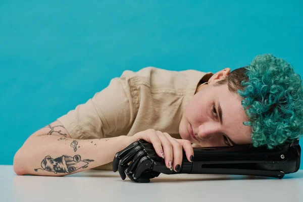 Pensivo Jovem Adolescente Com Braço Protético Isolado Fundo Azul — Fotografia de Stock