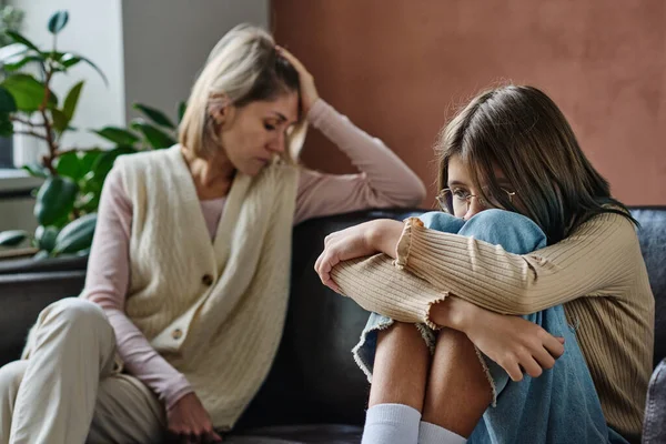 Menina Adolescente Perturbada Ignorando Conversa Com Sua Mãe Enquanto Eles — Fotografia de Stock
