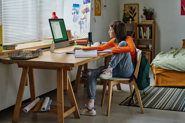 Nastolatka Siedzi Stole Przed Monitorem Komputera Książkami Studiuje Online Domu — Zdjęcie stockowe