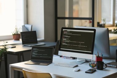 Modern ofisteki bilgisayarları olan modern programcı işyeri