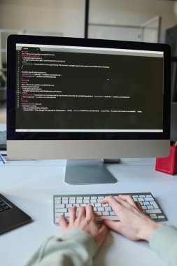 Bilgisayar programı için klavye güvenlik kodlarını yazan programcının yakın plan görüntüsü