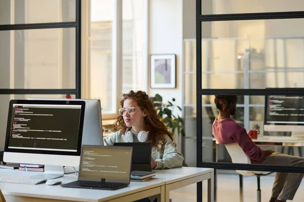 Gençler Işyerlerinde Oturuyor Ofisindeki Bilgisayarların Güvenlik Kodlarıyla Çalışıyorlar — Stok fotoğraf