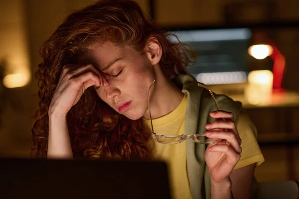 Mujer Joven Cansada Trabajar Computadora Ella Sentada Lugar Trabajo Con — Foto de Stock