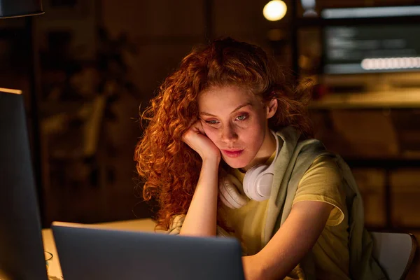 Mujer Joven Cansada Trabajo Computadora Que Trabaja Durante Fecha Límite — Foto de Stock