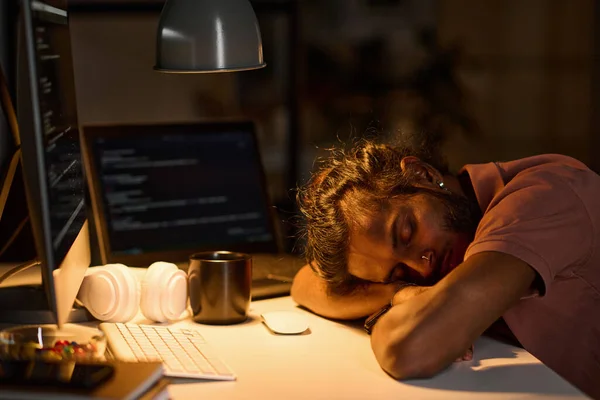 Programador Cansado Durmiendo Lugar Trabajo Con Computadoras Oficina Oscura Durante — Foto de Stock