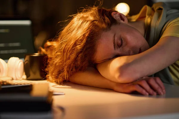 Mujer Joven Cansada Durmiendo Lugar Trabajo Que Trabaja Oficina Hasta — Foto de Stock